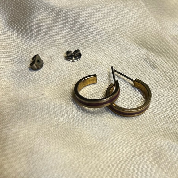 Vintage gold toned semi hoop with mauve enamel stip - Picture 3 of 5